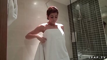 다니 사랑 unwrapping 그녀의 고양이 선물