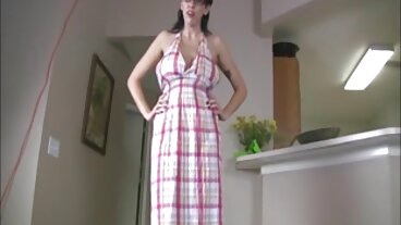 busty MILF는 항문 마사지로 어머니의 날을 축하합니다.