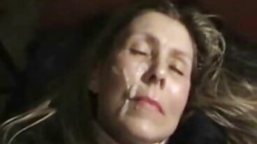 BRAZZERS 지루한 MILF 세탁을하는 동안 두드리고