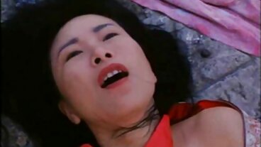 파티 승무원은 수영장에서 1 명의 노인 대 젊은 XXX 작업을 가지고 있습니다.