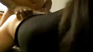 Stepma는 레즈비언 보스를 섬기는 데 도움이 필요합니다.