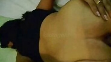 Glamcore 아기 assfucked 로 검정 수탉