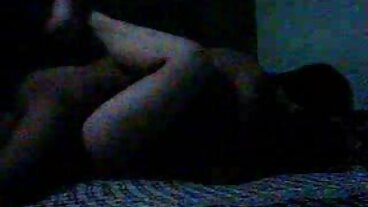 크 섹시한중년여성 전리품 아래 나무
