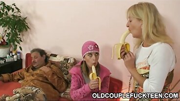 Lifeselector: Candee Licious는 PornHD에서 그녀의 섹스 기술로 등급을 변경하도록 설득합니다.
