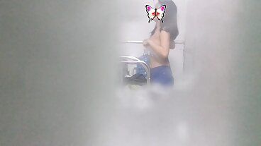 짧은 머리 스테이시는 엉덩이에 긴 수탉을 원한다