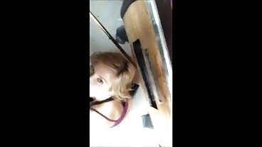 가면을 쓴 네덜란드 딸들이 아빠를 바꿉니다.